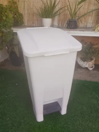 Cubo de basura 100L con pedal