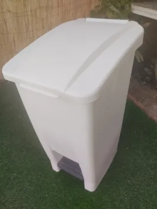Cubo de basura 100L con pedal