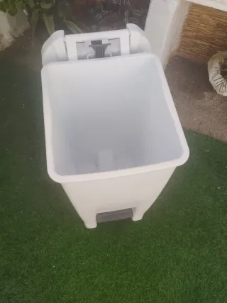 Cubo de basura 100L con pedal