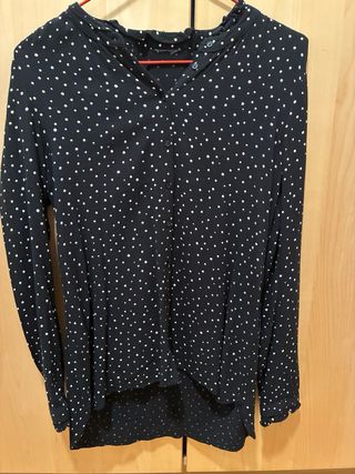 Camisa negra con lunares blancos