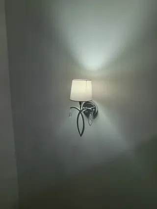 Farolillos de pared plateados y blancos