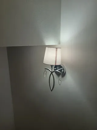 Farolillos de pared plateados y blancos