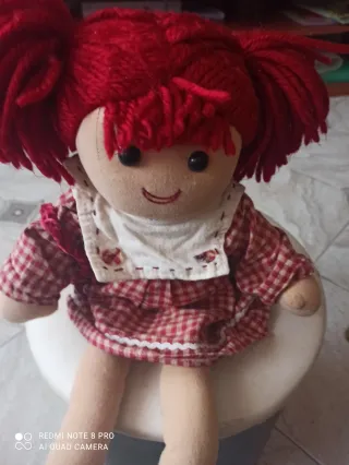 Bambola di pezza rossa con vestito a quadri misure