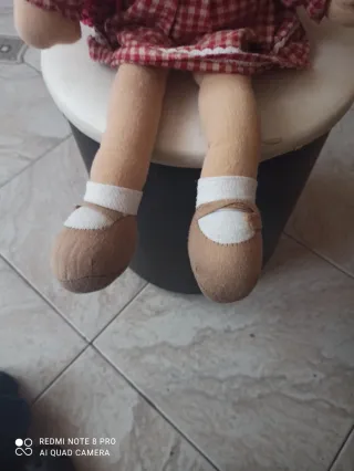 Bambola di pezza rossa con vestito a quadri misure