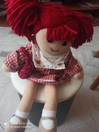 Bambola di pezza rossa con vestito a quadri misure