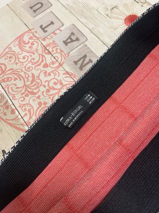 Saia xadrez quente cinza e vermelha