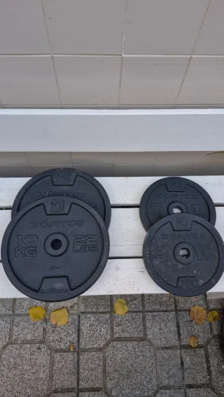 Panca completa, rack, pesi e sbarra trazioni.