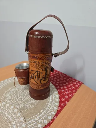 Termo de cuero con vaso