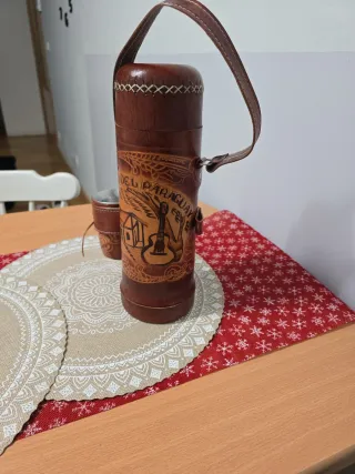 Termo de cuero con vaso