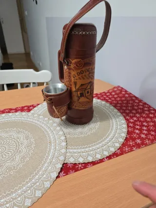 Termo de cuero con vaso