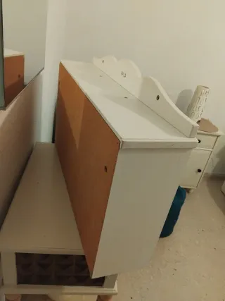 Estantería de pared blanca