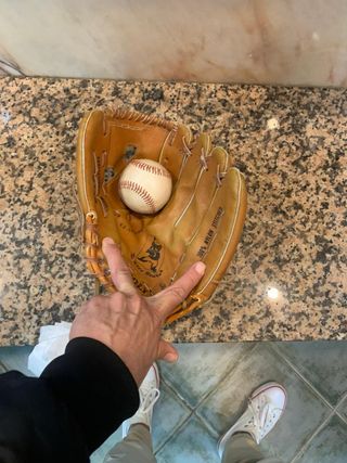 Guante de béisbol con pelota