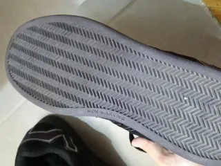 Zapatillas skate negras y moradas talla 38