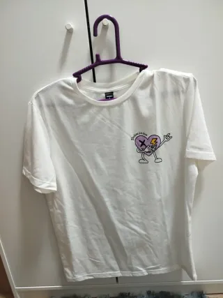 Camiseta blanca con estampado de corazón