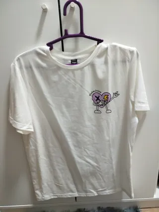 Camiseta blanca con estampado de corazón