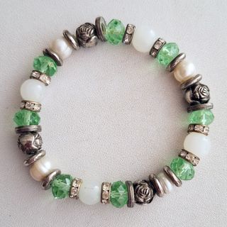 Bracciale perline verdi e bianche con rose
