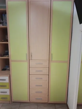 Cama nido y armario y escritorio