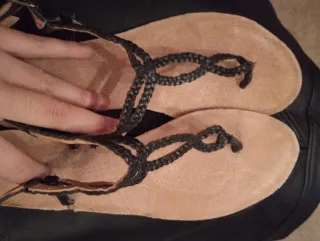 Sandalias planas mujer beige y negro