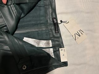 Pantalón efecto piel Zara verde