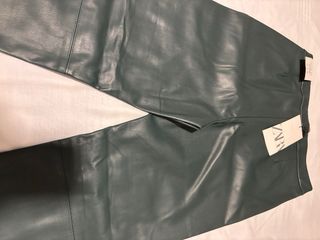 Pantalón efecto piel Zara verde