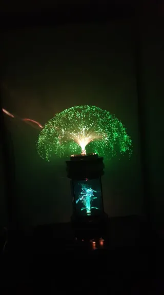 Lampada da tavolo con fibra ottica.