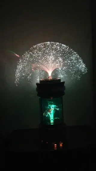 Lampada da tavolo con fibra ottica.