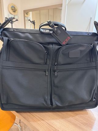 Maleta portatrajes TUMI negra