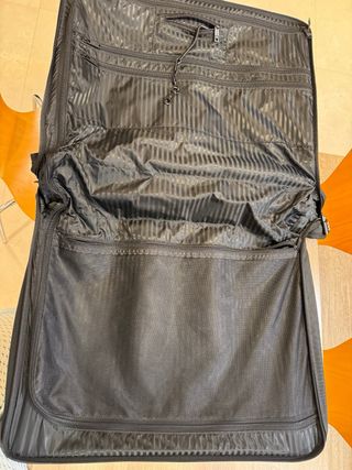 Maleta portatrajes TUMI negra