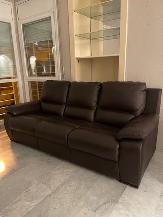 Sofá de piel marrón