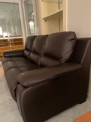 Sofá de piel marrón