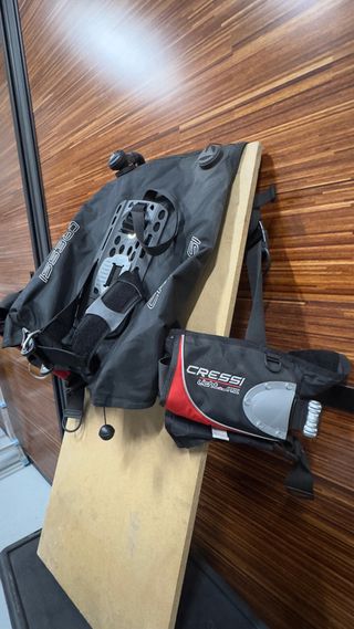 Equipo de buceo SCUBAPRO y CRESSY