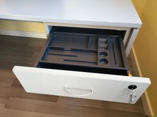 Mesa de oficina gris con cajonera