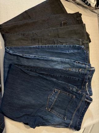 Pantalones vaqueros azules y grises