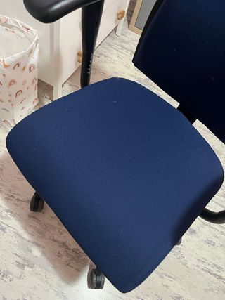 Silla de oficina azul con ruedas