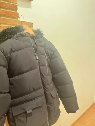 Chaquetón acolchado con capucha de pelo