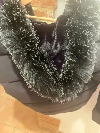 Chaquetón acolchado con capucha de pelo
