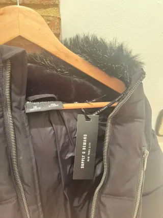 Chaquetón acolchado con capucha de pelo