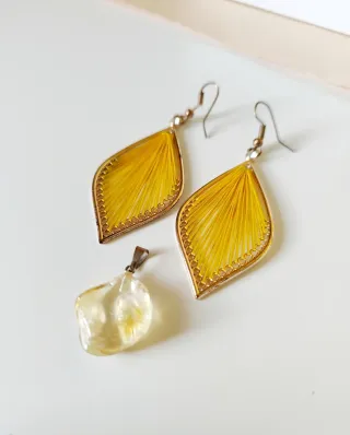 Conjunto colgante y pendientes amarillos