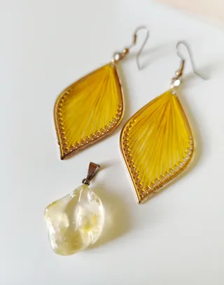 Conjunto colgante y pendientes amarillos