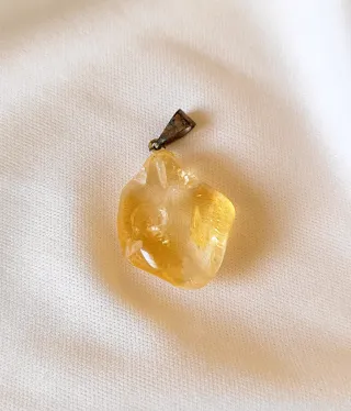 Conjunto colgante y pendientes amarillos