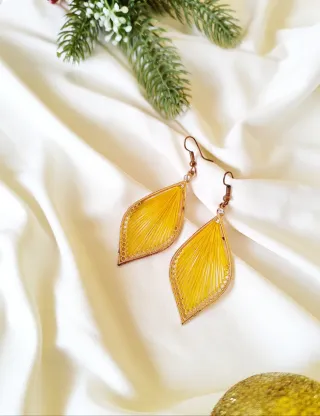 Conjunto colgante y pendientes amarillos