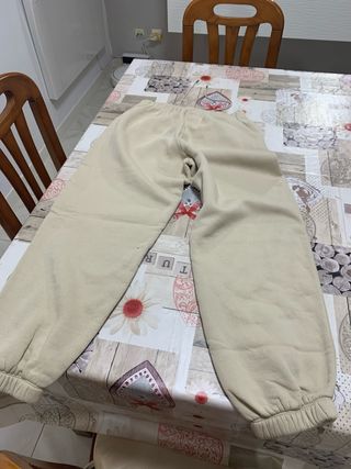 Calças Nike bege com swoosh branco