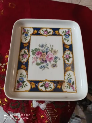 Piatto da portata decorato con fiori