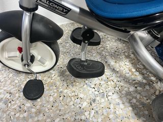 Triciclo azul para niños