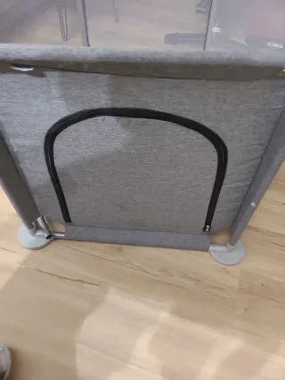 Parque infantil gris. Es hexagonal