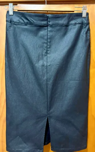 Falda negra entallada