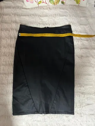 Falda negra entallada