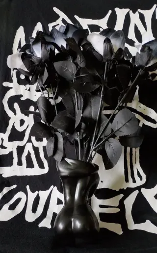 Jarrón figura cuerpo humano y 9 rosas negras