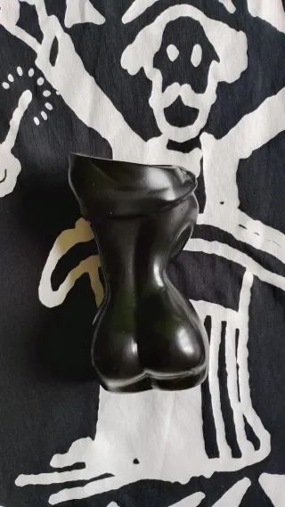 Jarrón figura cuerpo humano y 9 rosas negras