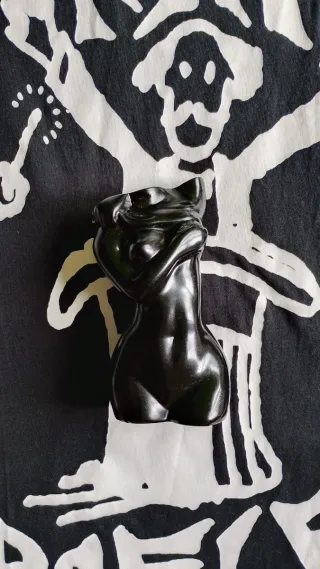 Jarrón figura cuerpo humano y 9 rosas negras